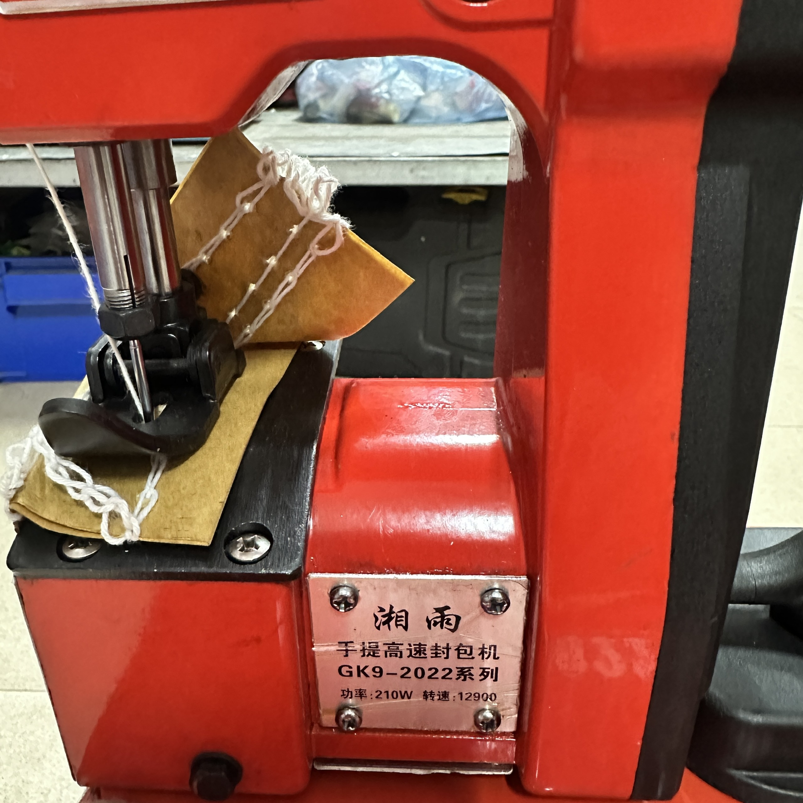 MÁY KHÂU BAO CẦM TAY CHẠY PIN XIANGYU GK9-2022 CÓ SẠC ĐI KÈM 2 PIN PHÙ HỢP CHO NGÀNH NÔNG SẢN VÀ NHỮNG NƠI VÙNG CAO CHƯA CÓ ĐIỆN PIN KHỎE TRÂU NHỎ GỌN TIỆN LỢI