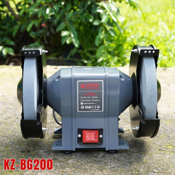 MÁY MÀI 2 ĐÁ 400W-220V KAIZEN KZ-BG200 Ø200 X 25 X Ø32MM TỐC ĐỘ KHÔNG TẢI 2950V/P MÁY MÀI TỐC ĐỘ CHẬM CHỐNG RUNG ĐỘ CHÍNH XÁC CAO CÓ MÀNG CHẮN BẢO VỆ