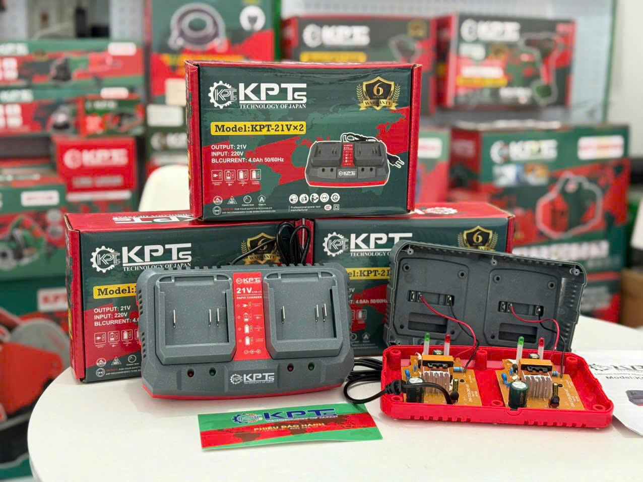 Bộ Sạc Đôi Pin 21V KPTs KPT-21VX2 Chân Pin M21 Sạc Nhanh Tự Ngắt