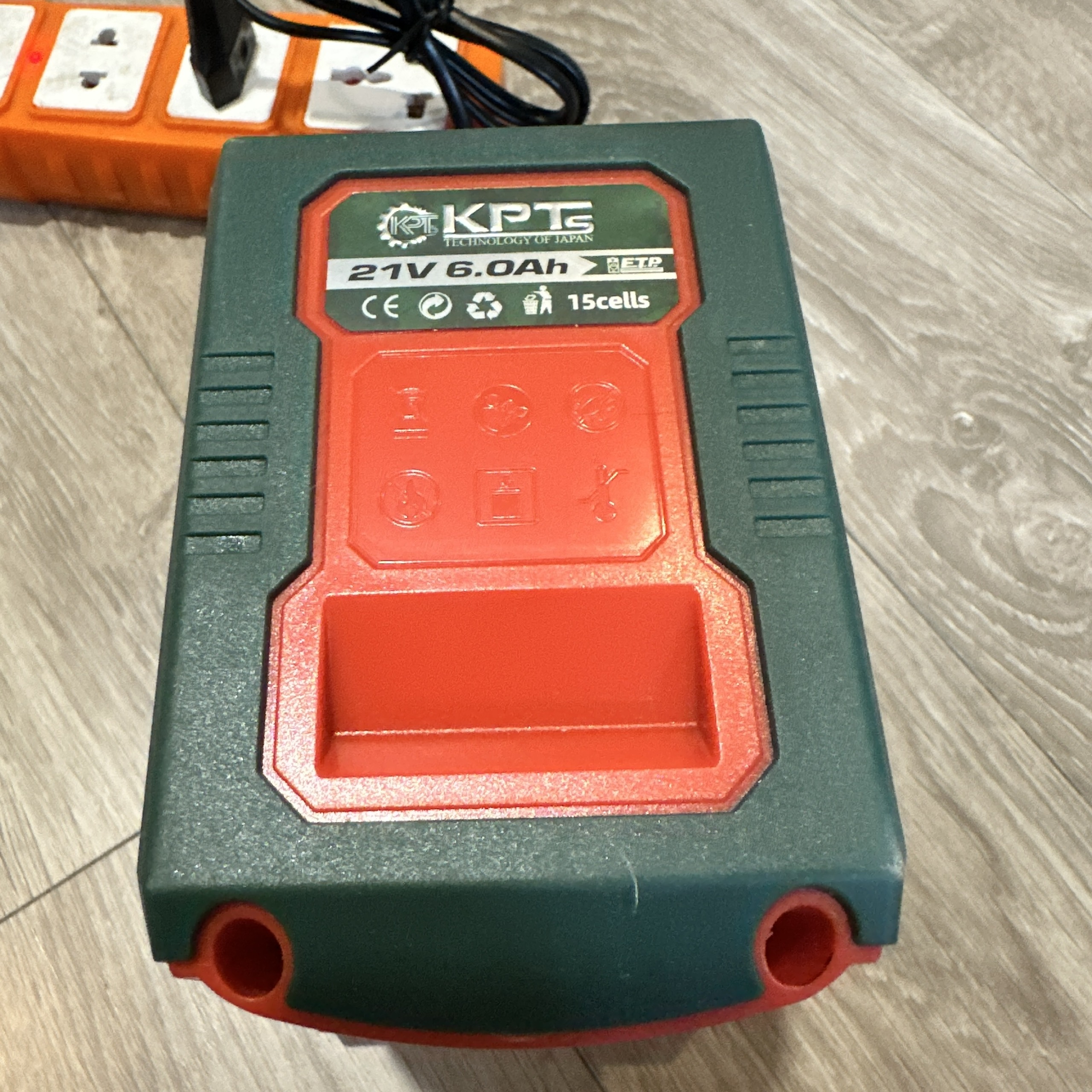 PIN 21V KPT PIN-15C 6.0Ah Lithium-ion Chân M21 Phổ Thông Dùng Cho Máy Khoan Máy Mài Siết Bulông