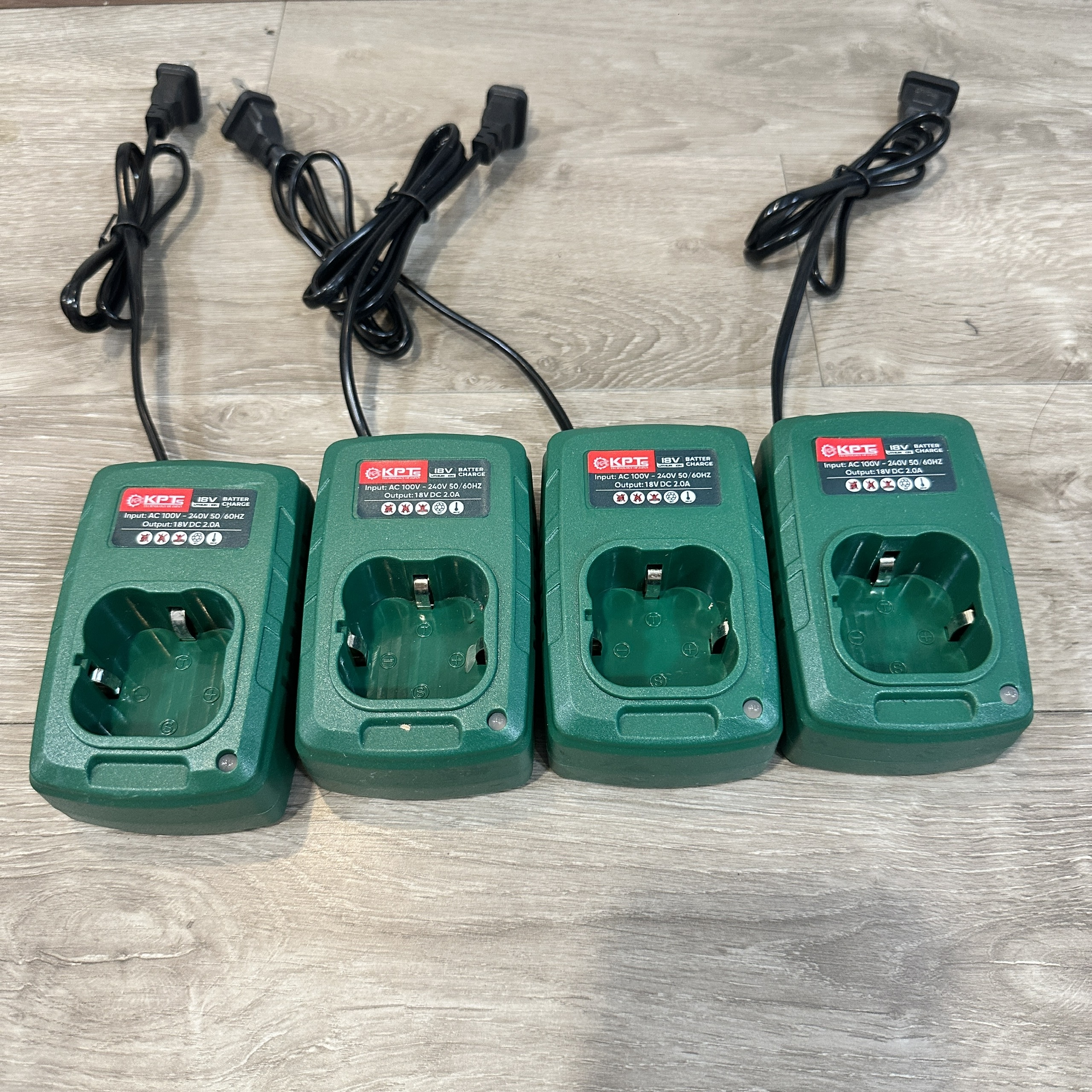 Dock Sạc Pin KPTs SAC-18V 18V Sạc Nhanh Tự Ngắt Cho Pin 4 Cell