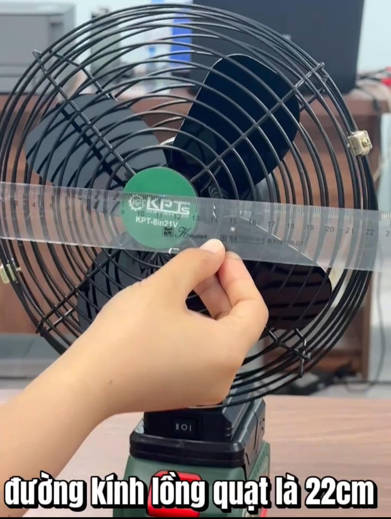 QUẠT PIN NHỎ CHÂN PIN PHỔ THÔNG THÂN QUẠT KPTs CHÍNH HÃNG KHÔNG KÈM PIN GỌN NHẸ MẠNH MẼ TIỆN LỢI DÙNG CHO THỢ XÂY DỰNG HOẶC VÙNG CAO NHỮNG NƠI KHÔNG CÓ ĐIỆN TIỆN DỤNG MỌI LÚC MỌI NƠI