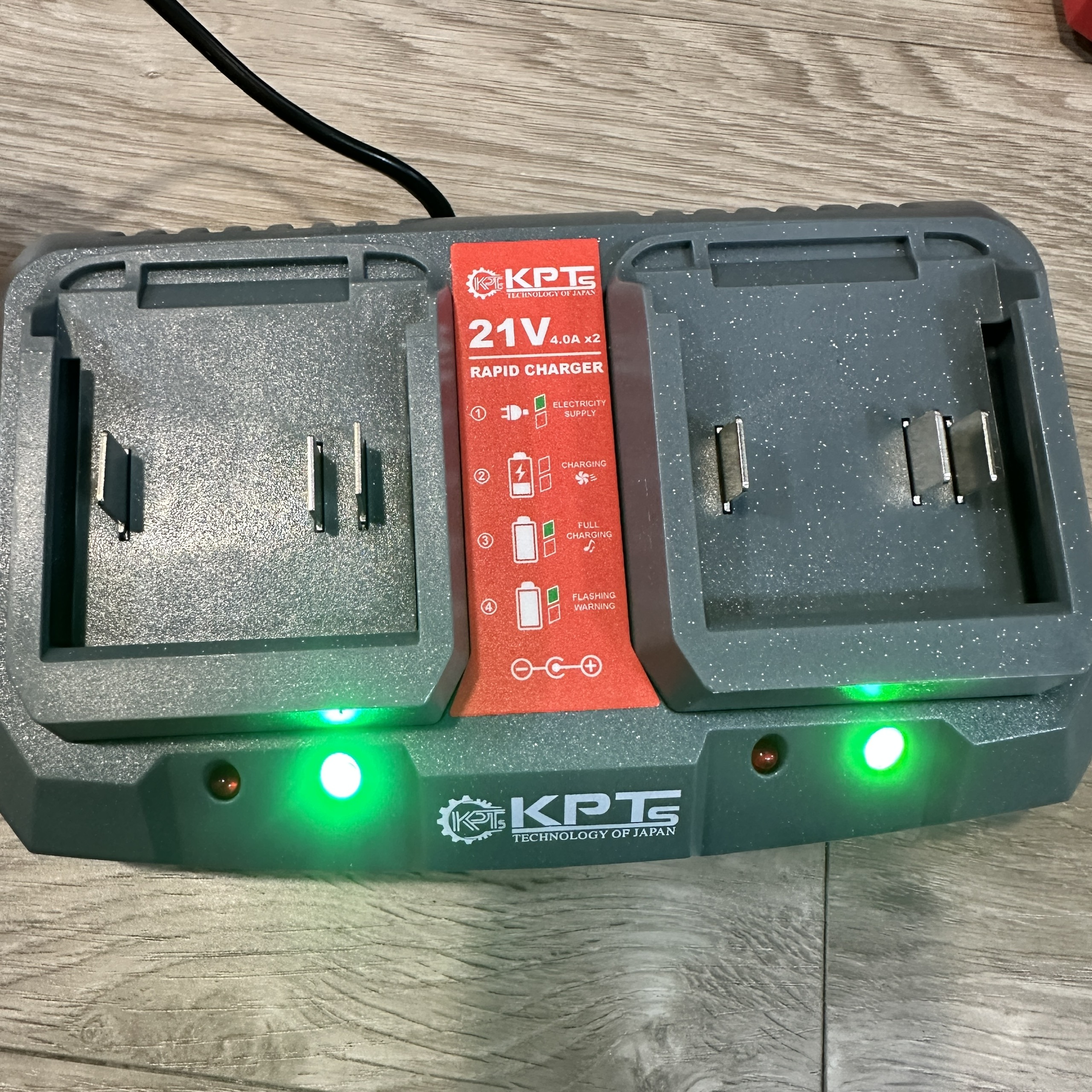 Bộ Sạc Đôi Pin 21V KPTs KPT-21VX2 Chân Pin M21 Sạc Nhanh Tự Ngắt