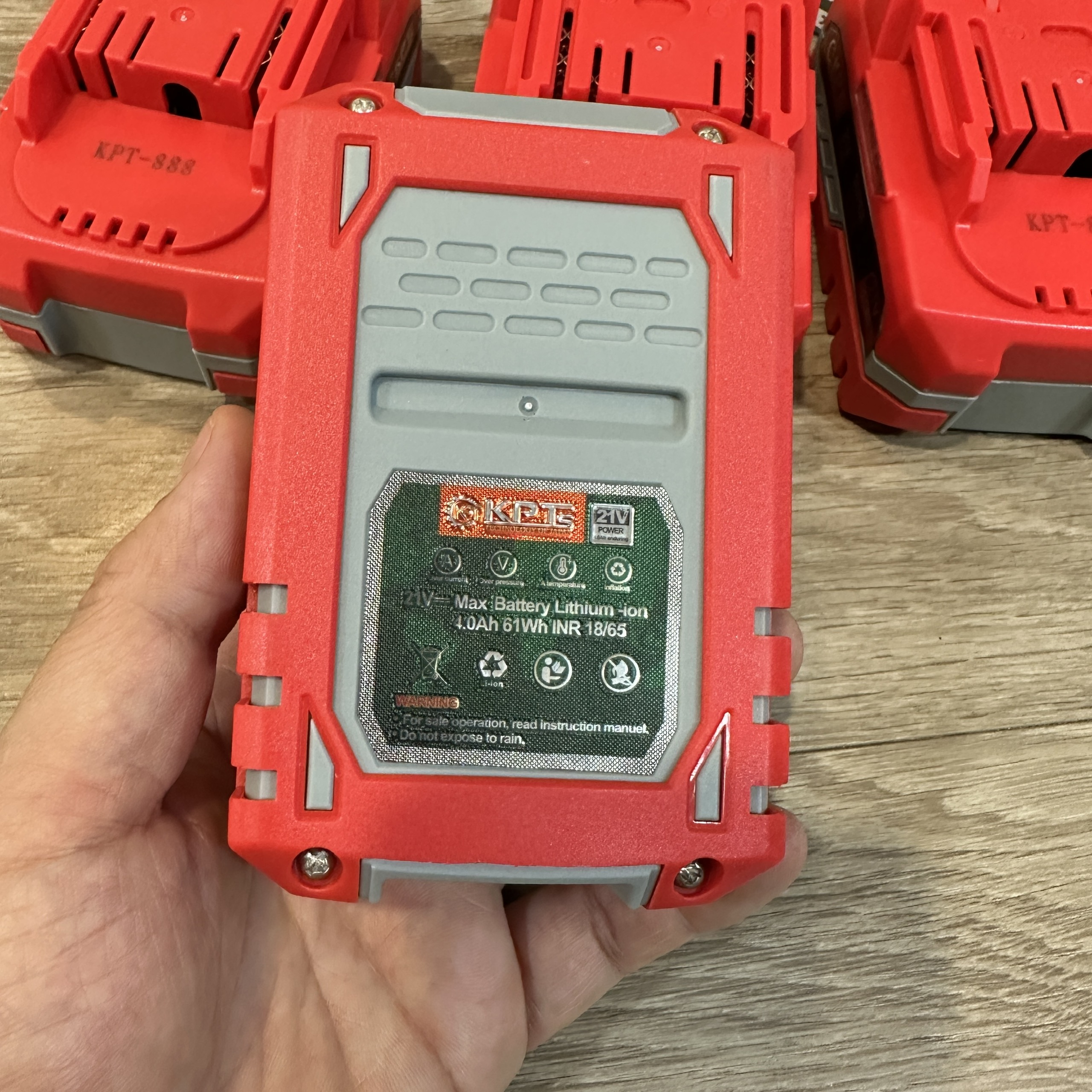 Pin 21V KPTs 5 Cell Màu Đỏ 4.0Ah Chân Pin M21 Dùng Cho Máy Khoan Máy Mài Máy Siết Bulông