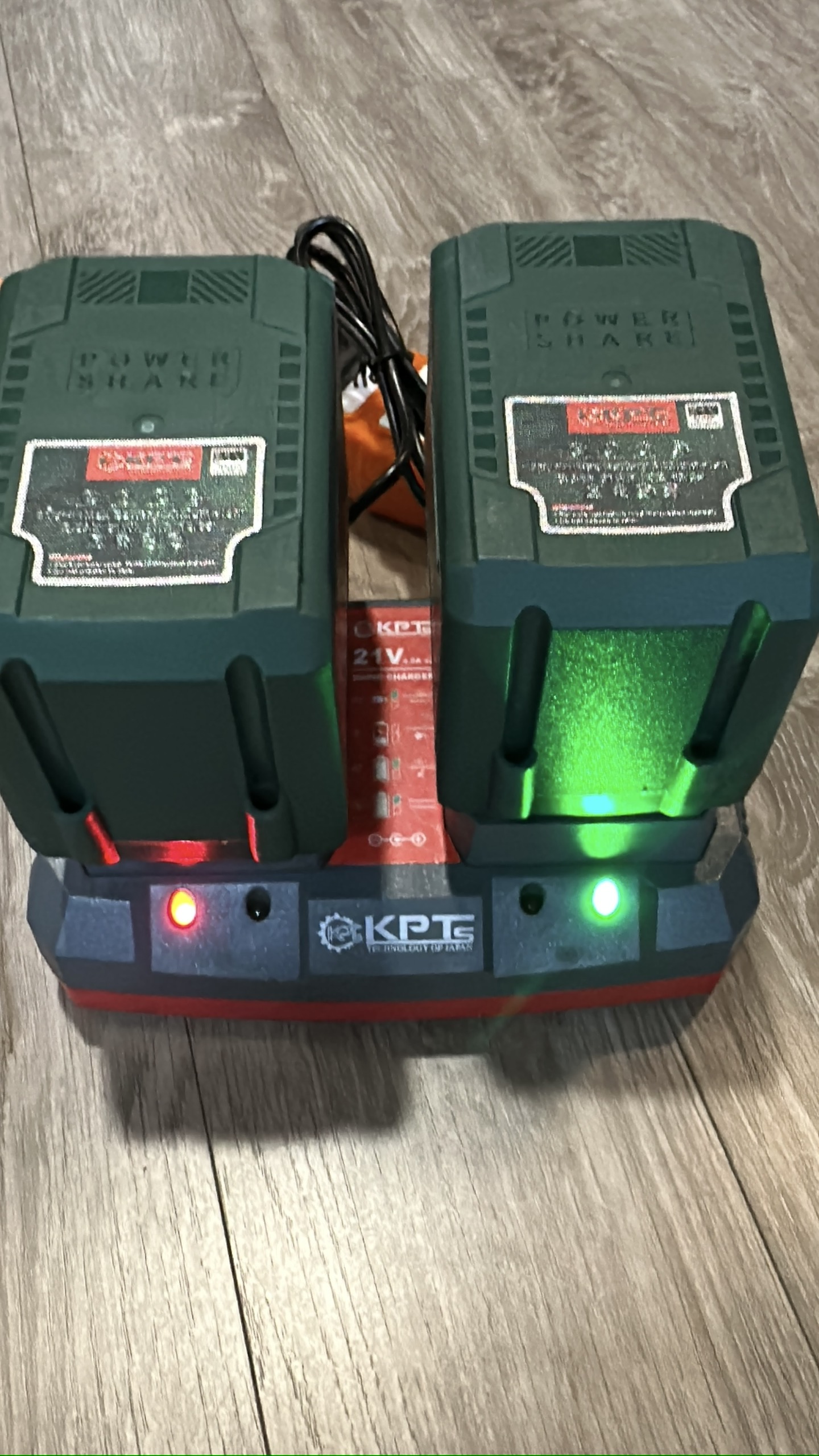 Pin 21V KPT PIN-20C 8.0Ah Chân Pin M21 Phổ Thông Lithium-ion Dùng Cho Máy Khoan Máy Mài Máy Siết Bulông