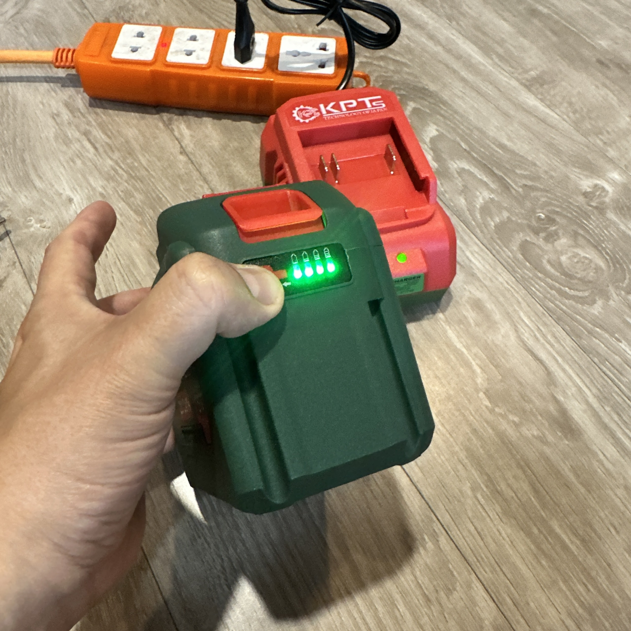 Pin 21V KPT PIN-20C 8.0Ah Chân Pin M21 Phổ Thông Lithium-ion Dùng Cho Máy Khoan Máy Mài Máy Siết Bulông