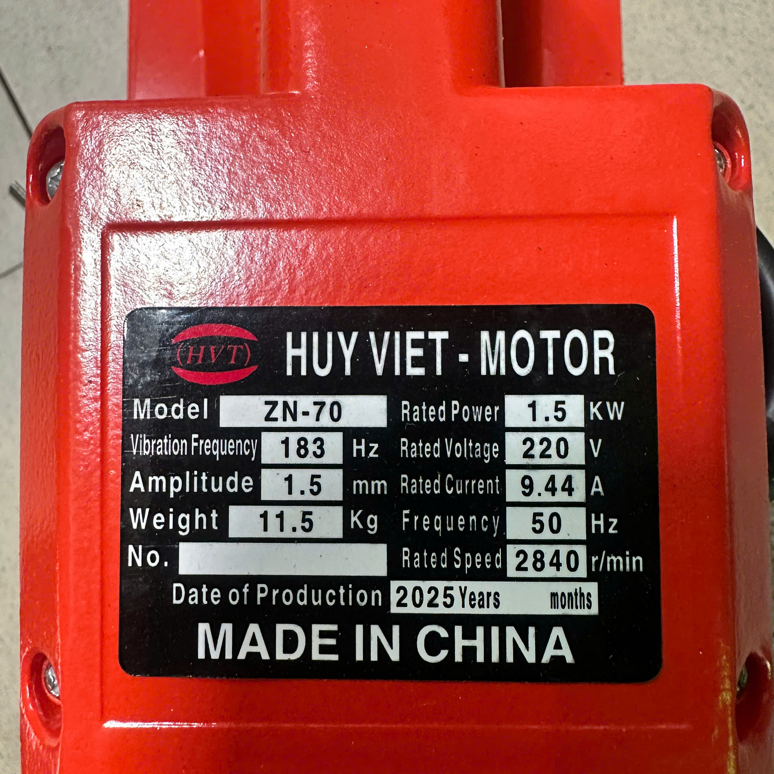 MÁY ĐẦM DÙI BÊ TÔNG CỦ ĐẦM MÔ TƠ CHẠY ĐIỆN HUY VIỆT ZN-70 CÔNG SUẤT 1500W-220V KHÔNG KÈM DÂY ĐẦM TỐC ĐỘ 2840V/P GIẢI PHÁP ĐẦM HIỆU QUẢ GIÚP ĐẦM BÊ TÔNG NHANH CHÓNG