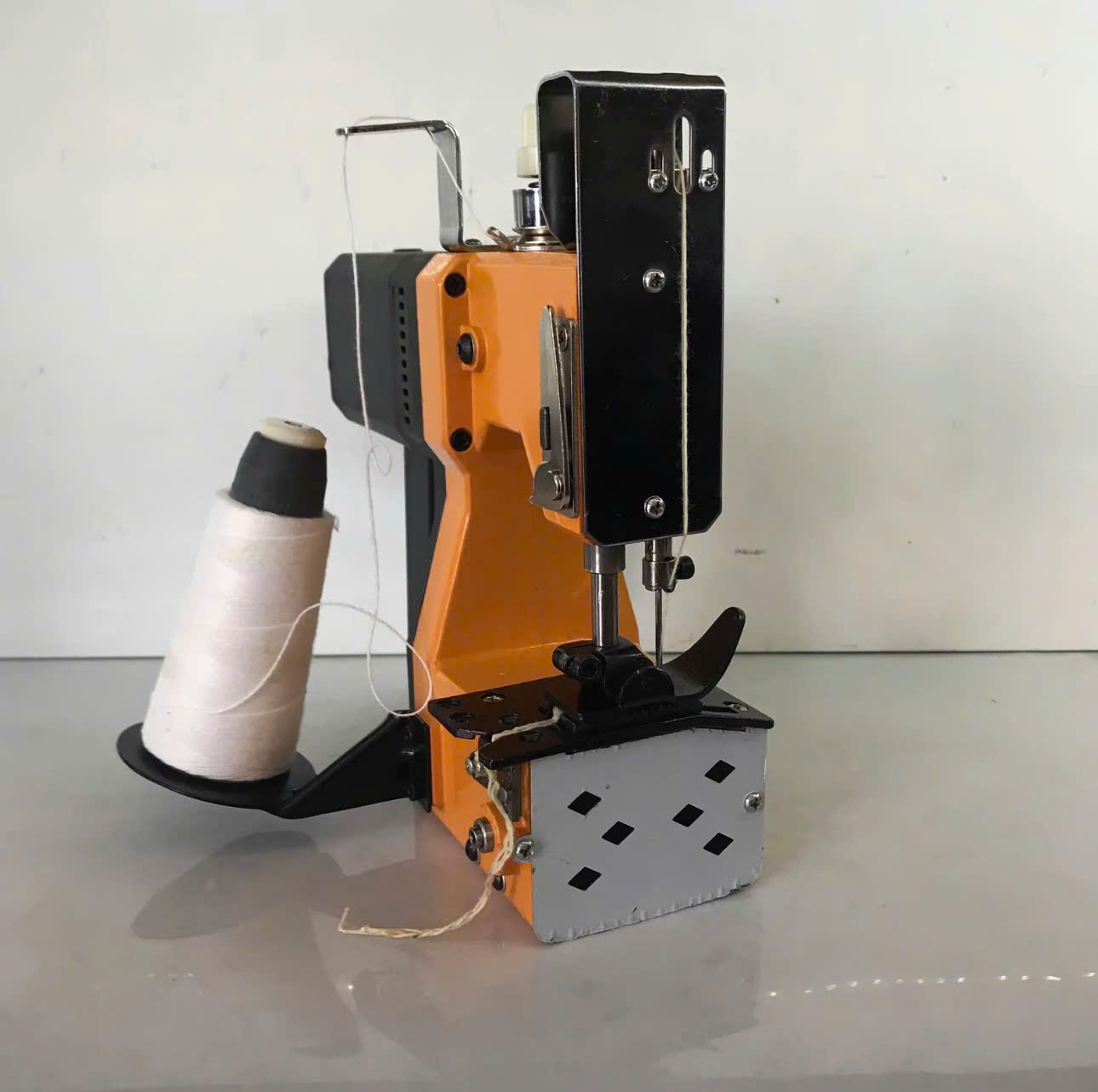 MÁY MAY BAO KHÂU BAO CẦM TAY 1 KIM 1 CHỈ SHANBEN GK9-200 150W-220V MAY BAO GẠO THÓC PHÂN BÓN THỨC ĂN CHĂN NUÔI NHỎ GỌN KHỎE TIỆN LỢI PHÙ HỢP VỚI NÔNG SẢN
