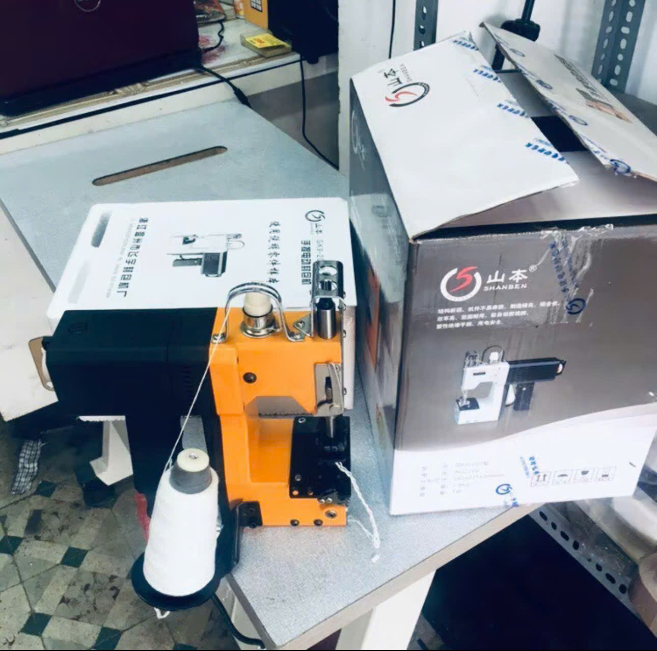 MÁY MAY BAO KHÂU BAO CẦM TAY 1 KIM 1 CHỈ SHANBEN GK9-200 150W-220V MAY BAO GẠO THÓC PHÂN BÓN THỨC ĂN CHĂN NUÔI NHỎ GỌN KHỎE TIỆN LỢI PHÙ HỢP VỚI NÔNG SẢN