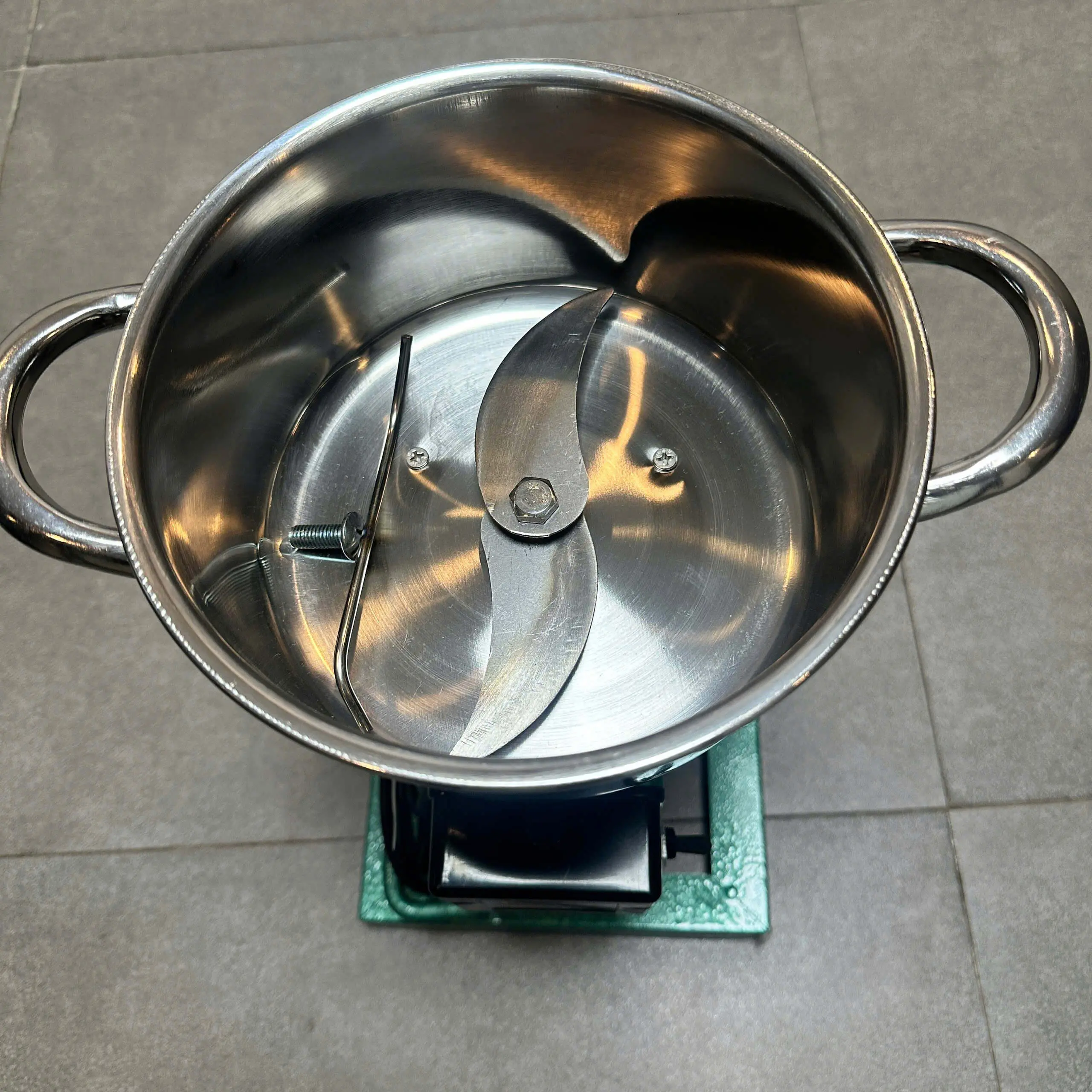 MÁY XAY THỊT CÁ CUA MÁY XAY ĐA NĂNG 900W NỒI ĐÁY BẰNG 18CM 2 DAO KÈM QUE RUỐC INOX