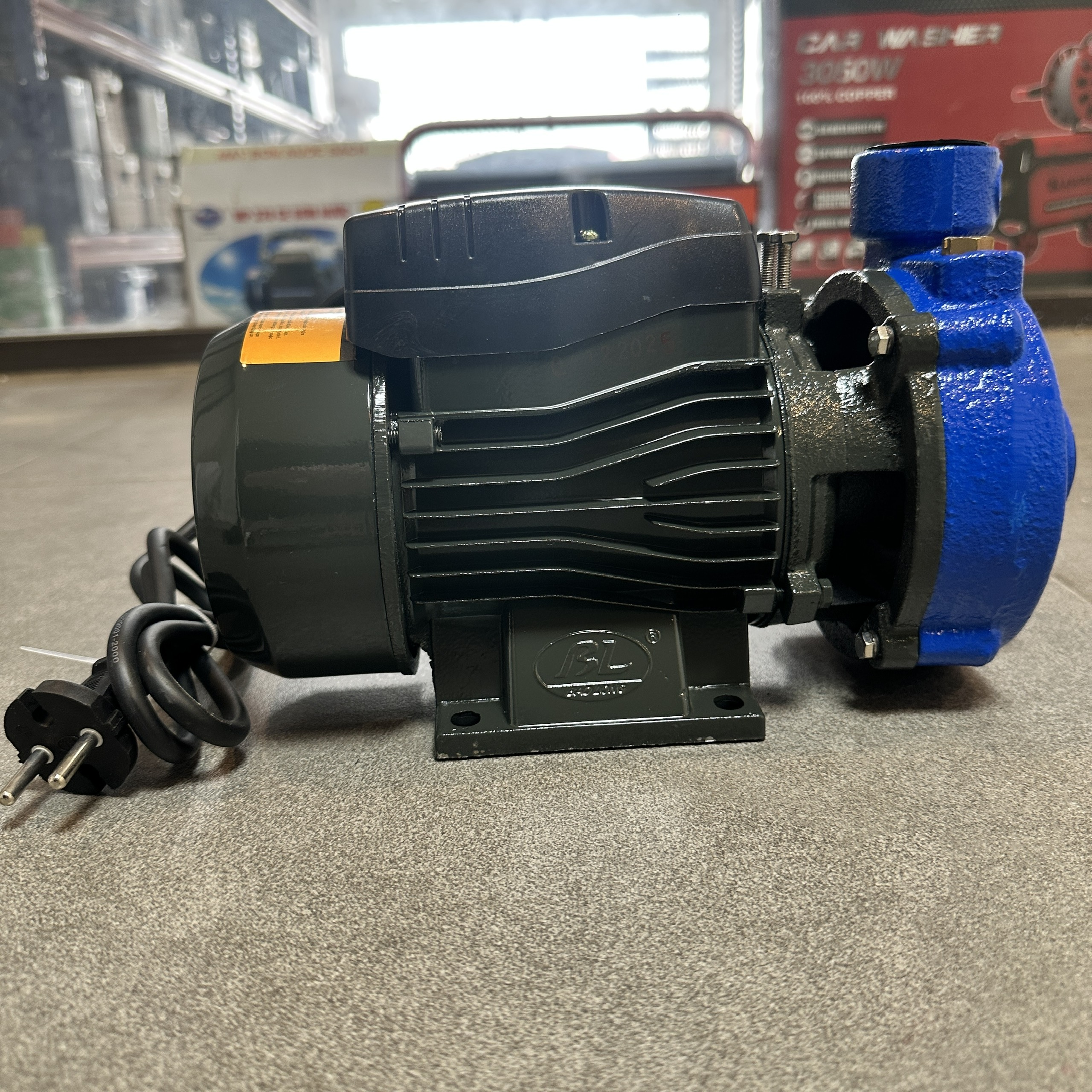 MÁY BƠM NƯỚC LY TÂM BẢO LONG 370W CÁ SẤU 1DK-15 HÚT XẢ 25/25 LƯU LƯỢNG 2 ĐẾN 6.5M3/H MAX 15M CÁNH PPO CỐT HỢP KIM BƠM TƯỚI TIÊU DÂN DỤNG