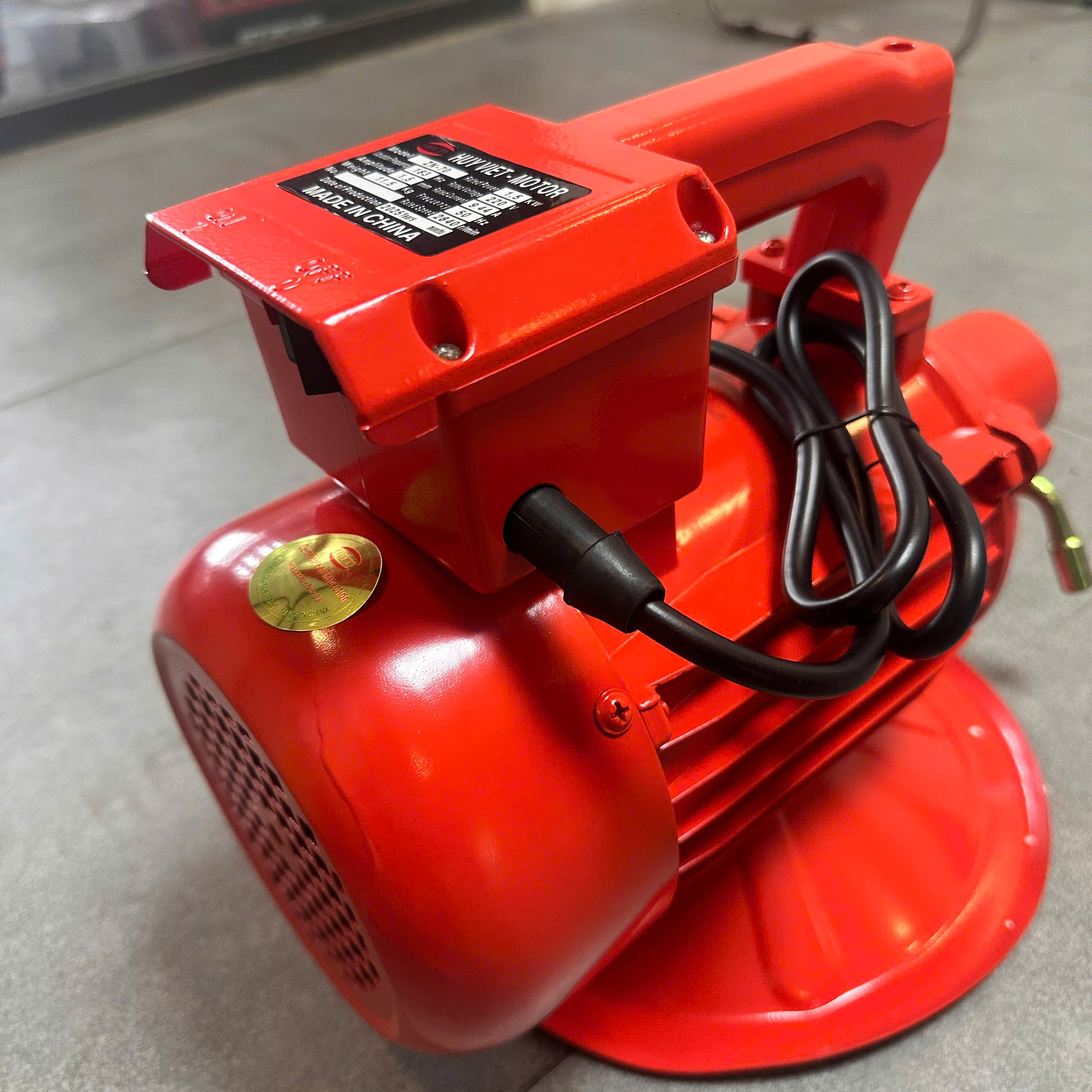 MÁY ĐẦM DÙI BÊ TÔNG CỦ ĐẦM MÔ TƠ CHẠY ĐIỆN HUY VIỆT ZN-70 CÔNG SUẤT 1500W-220V KHÔNG KÈM DÂY ĐẦM TỐC ĐỘ 2840V/P GIẢI PHÁP ĐẦM HIỆU QUẢ GIÚP ĐẦM BÊ TÔNG NHANH CHÓNG