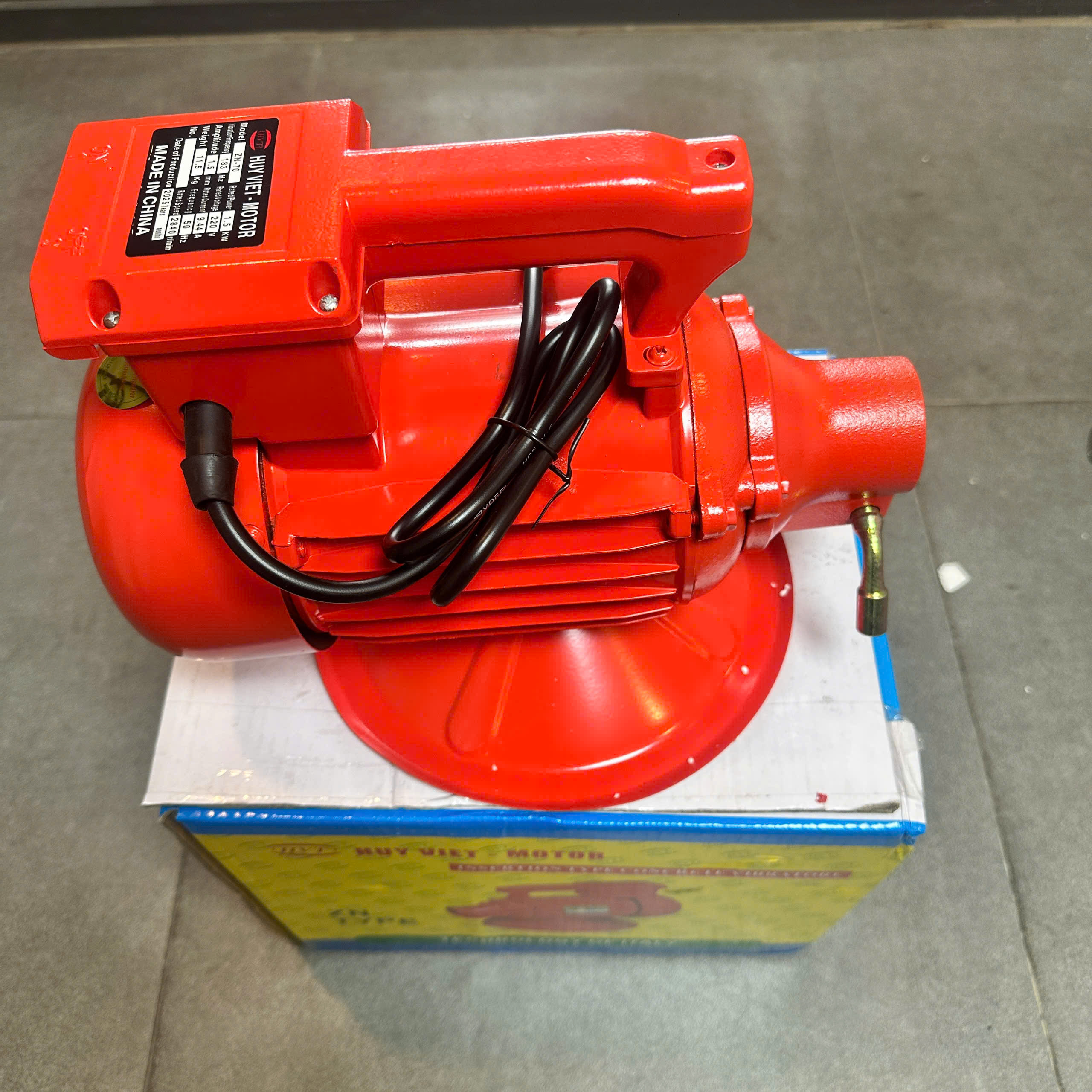 MÁY ĐẦM DÙI BÊ TÔNG CỦ ĐẦM MÔ TƠ CHẠY ĐIỆN HUY VIỆT ZN-70 CÔNG SUẤT 1500W-220V KHÔNG KÈM DÂY ĐẦM TỐC ĐỘ 2840V/P GIẢI PHÁP ĐẦM HIỆU QUẢ GIÚP ĐẦM BÊ TÔNG NHANH CHÓNG