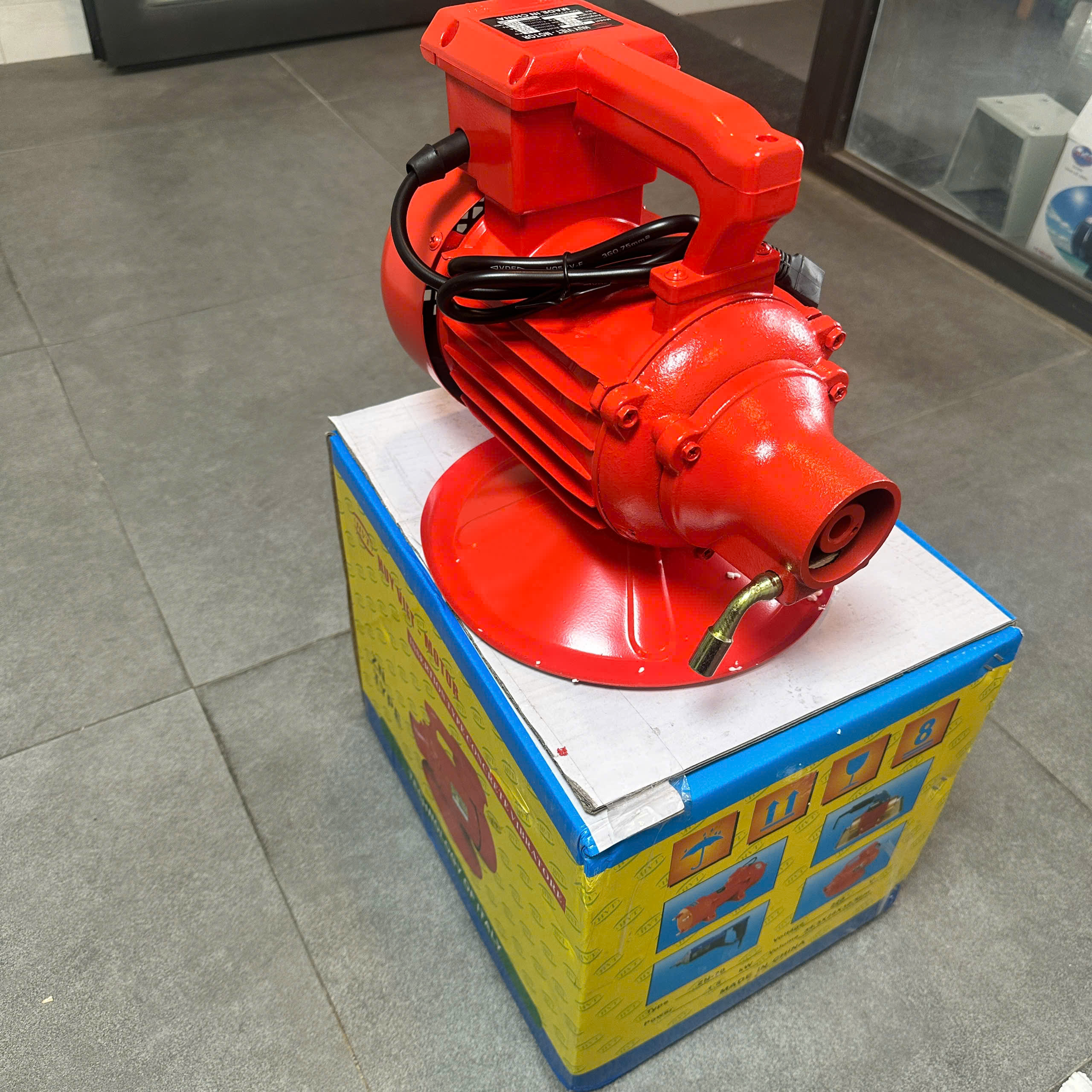 MÁY ĐẦM DÙI BÊ TÔNG CỦ ĐẦM MÔ TƠ CHẠY ĐIỆN HUY VIỆT ZN-70 CÔNG SUẤT 1500W-220V KHÔNG KÈM DÂY ĐẦM TỐC ĐỘ 2840V/P GIẢI PHÁP ĐẦM HIỆU QUẢ GIÚP ĐẦM BÊ TÔNG NHANH CHÓNG
