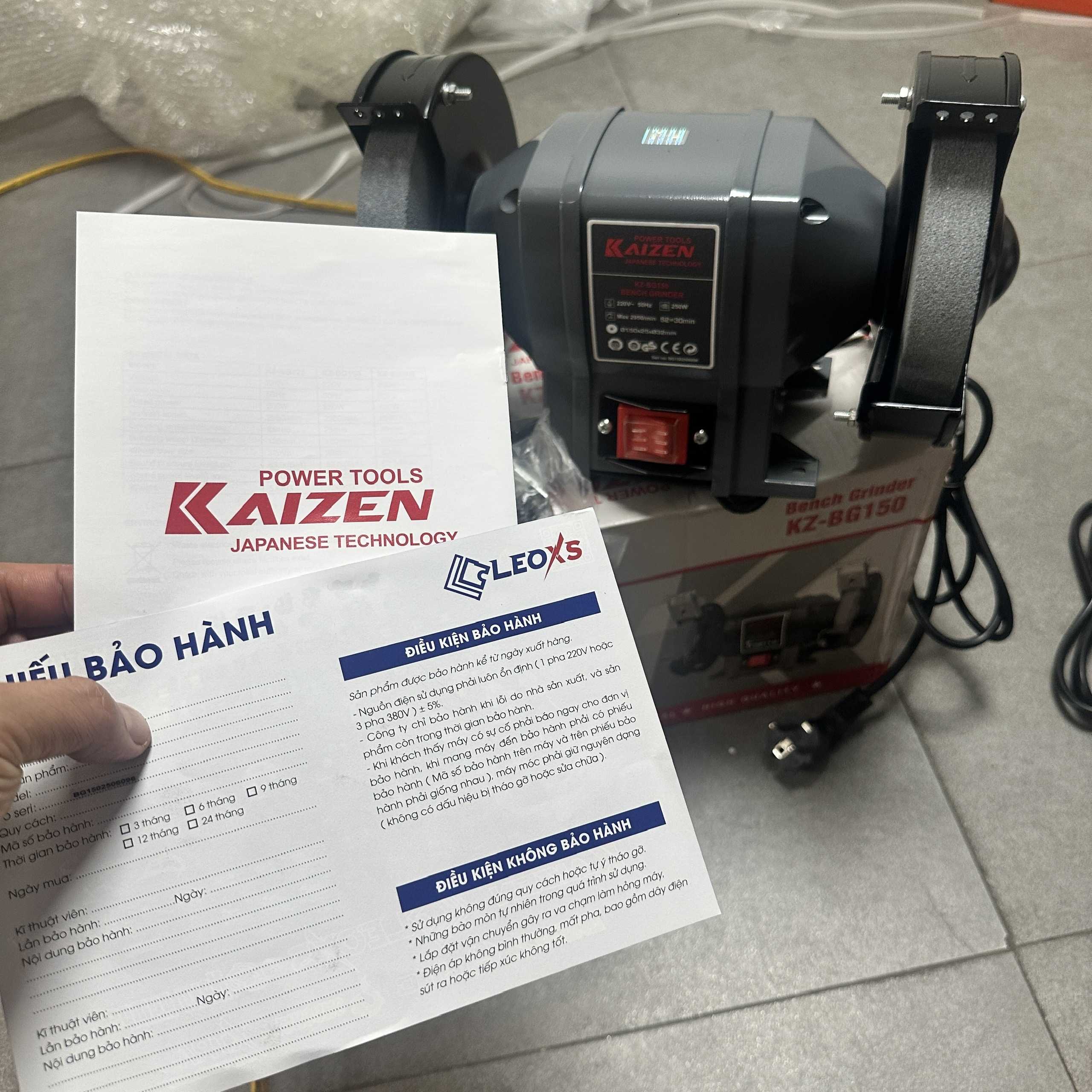 MÁY MÀI 2 ĐÁ 250W-220V KAIZEN KZ-BG150 Ф150 x 25 x Ф32MM TỐC ĐỘ KHÔNG TẢI 2950V/P MÁY MÀI TỐC ĐỘ CHẬM CHỐNG RUNG ĐỘ CHÍNH XÁC CAO CÓ MÀNG CHẮN BẢO VỆ