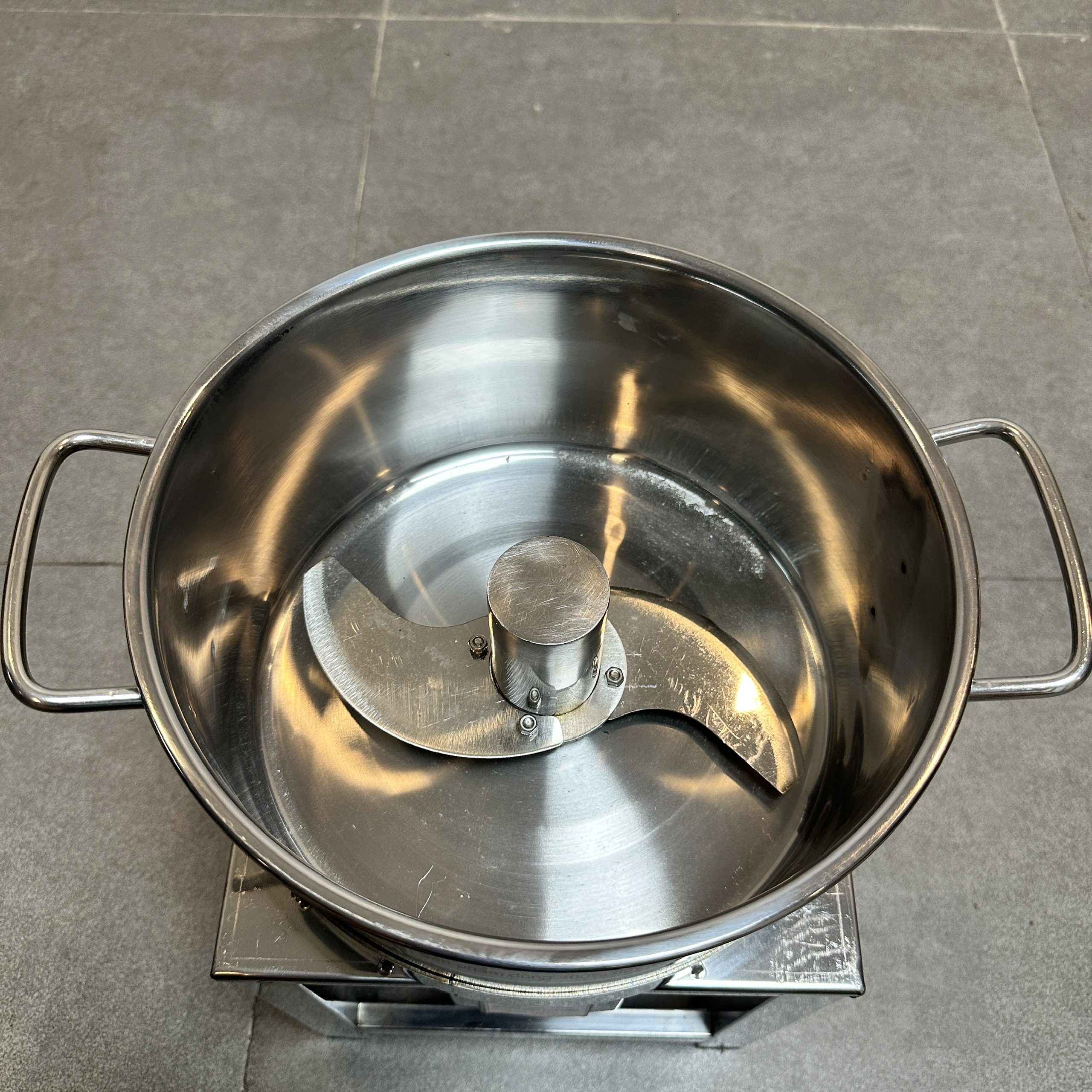 MÁY XAY KHÔ ĐA NĂNG 1300W XAY GIỀNG XẢ TỎI ỚT NỒI 24CM ĐÁY BẰNG KHUNG INOX – NỒI THÁO RỜI DAO THẢ 2 CÁNH