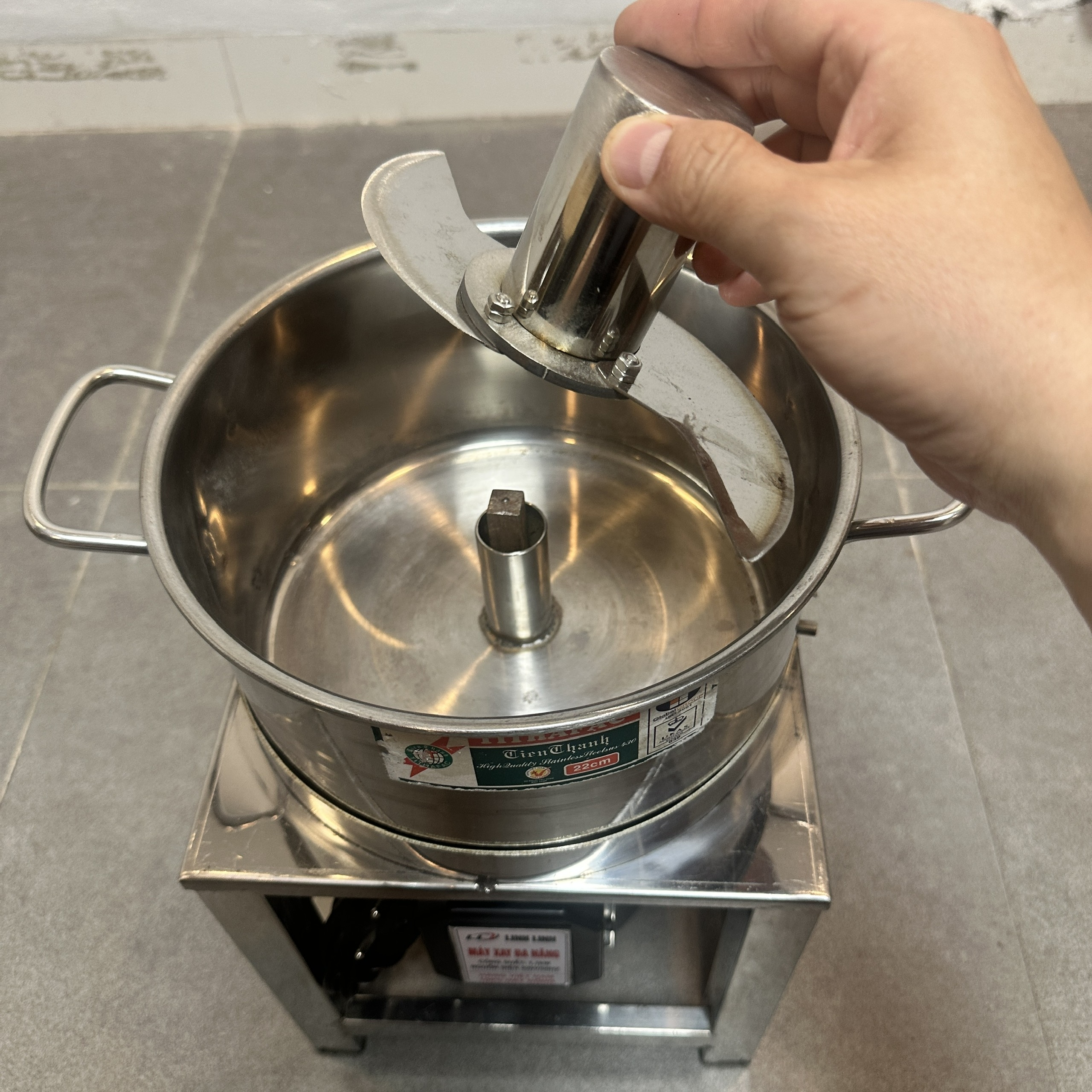 MÁY XAY KHÔ ĐA NĂNG 1100W XAY GIỀNG XẢ TỎI ỚT NỒI 22CM ĐÁY BẰNG KHUNG INOX – NỒI THÁO RỜI DAO THẢ 2 CÁNH