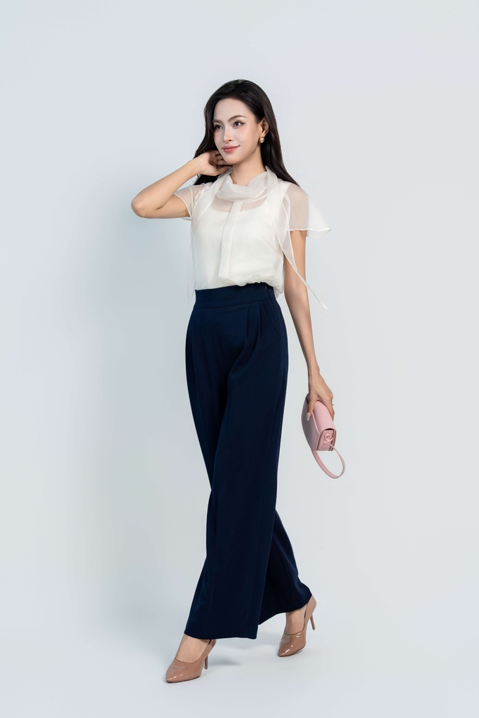 Outfit áo sơ mi trắng kem cùng YMY