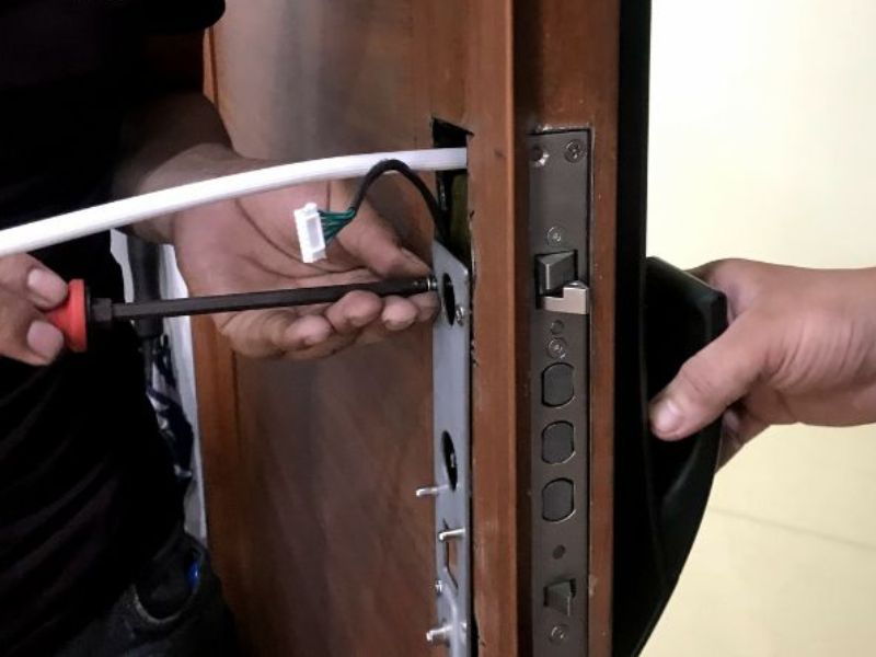 Kỹ thuật viên Siêu Thị Khoá Vân Tay lắp đặt thay khóa cơ bằng khóa vân tay cho cửa gỗ