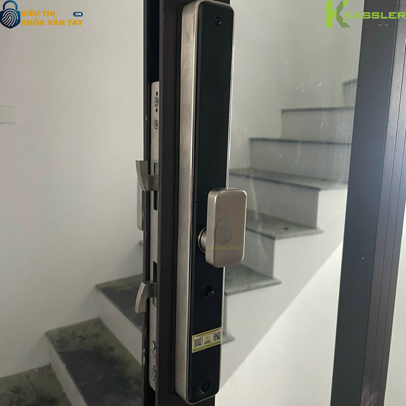 Khóa KL-599I tích hợp 5 chức năng mở khóa: vân tay, mã số, thẻ từ, chìa cơ và app điện thoại