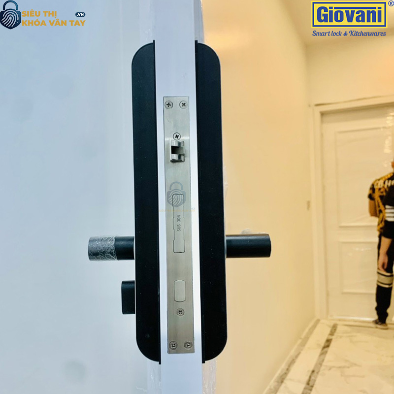 khoa-van-tay-giovani-cua-go-gsl-u311b-mau-den-9