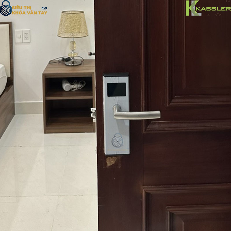 Hỗ trợ mở khóa bằng thẻ từ, mã số, vân tay và chìa cơ – an toàn và tiện lợi