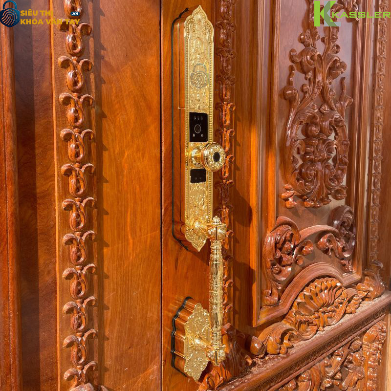 Thiết kế bản lớn với tay cầm chắc chắn, thân khóa dày – mang đến vẻ đẹp sang trọng cho cửa đại sảnh 2 cánh