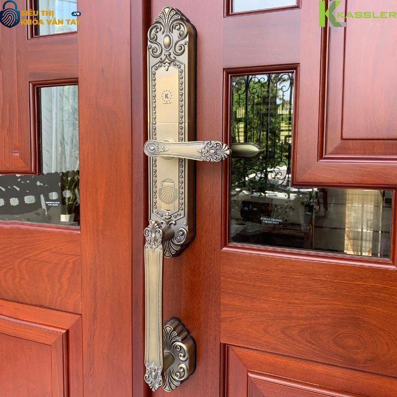 Thiết bị được tích hợp nhiều phương thức mở khóa như vân tay, thẻ từ, mã số, chìa cơ và app điện thoại.