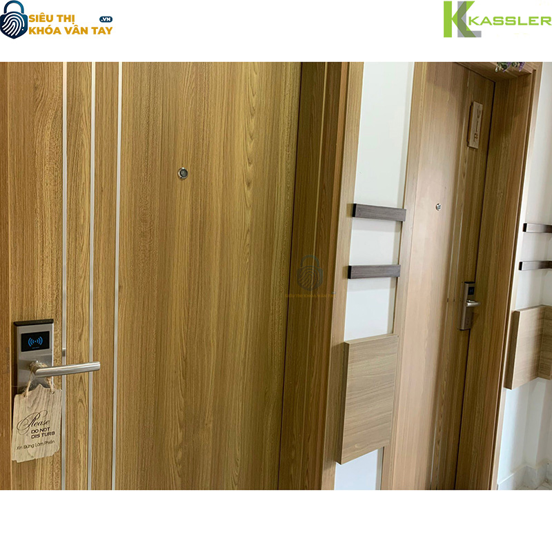 Hỗ trợ mở khóa bằng thẻ từ, mã số, vân tay và chìa cơ – an toàn và tiện lợi