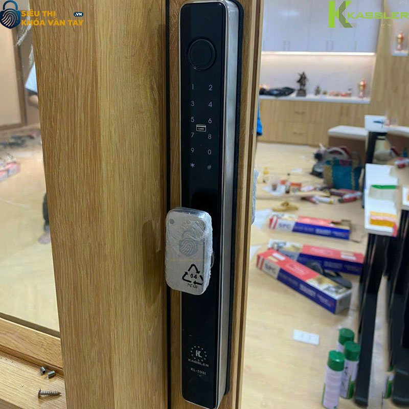 Khóa KL-599I tích hợp 5 chức năng mở khóa: vân tay, mã số, thẻ từ, chìa cơ và app điện thoại
