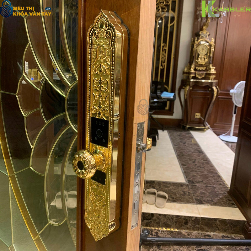 KL-929F tích hợp các phương thức mở khóa hiện đại: vân tay, mã số, thẻ từ, chìa cơ và điều khiển từ xa qua app Tuya