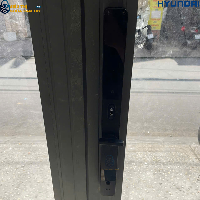 Khóa vân tay Hyundai HY-SLS005F thiết kế hiện đại, màu đen