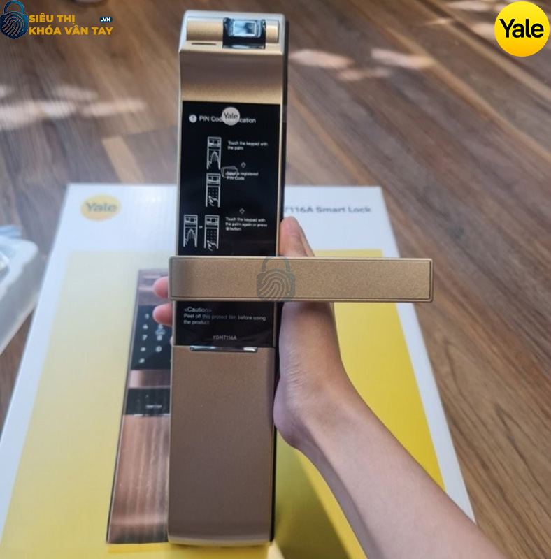 Khóa thông minh Yale YDM7116A CG sở hữu thiết kế hiện đại, mang đến vẻ sang trọng cho không gian sống