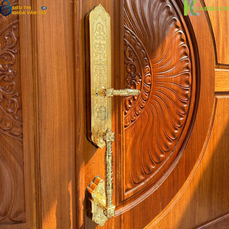 Thiết kế bản lớn, tay cầm chắc chắn – mang đến vẻ ngoài sang trọng và đẳng cấp cho cửa đại sảnh 2 cánh