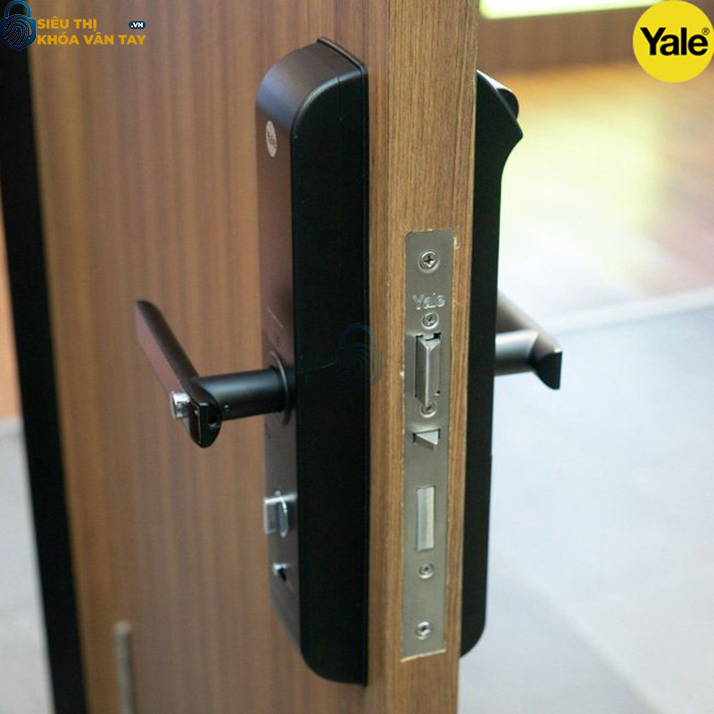 Khóa thông minh Yale YDM7116A MB sở hữu thiết kế sang trọng, phù hợp với phong cách sống hiện đại.