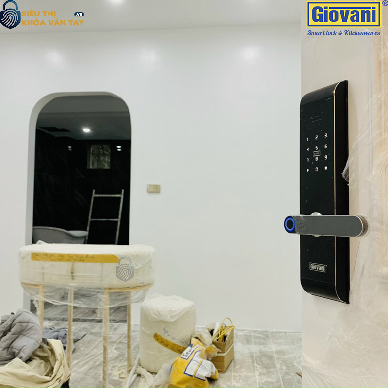 khoa-van-tay-giovani-cua-go-gsl-u311b-mau-den-5