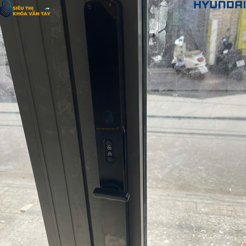 Hình ảnh thực tế khóa Hyundai HY-SLS005F Black dùng cho cửa nhôm kính