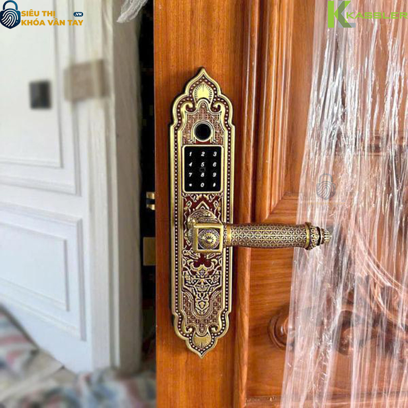 Thiết bị hỗ trợ nhiều phương thức mở khóa như vân tay, mã số, thẻ từ, chìa cơ và điều khiển từ xa bằng smartphone