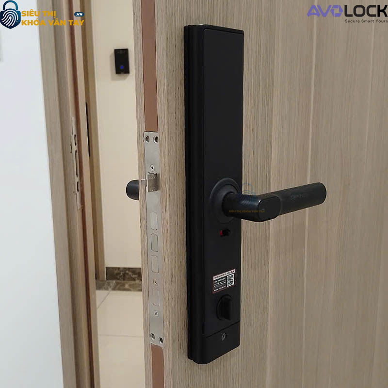 Thiết kế sang trọng, chắc chắn, khóa vân tay AV 67 phù hợp lắp cho các loại cửa gỗ thông dụng