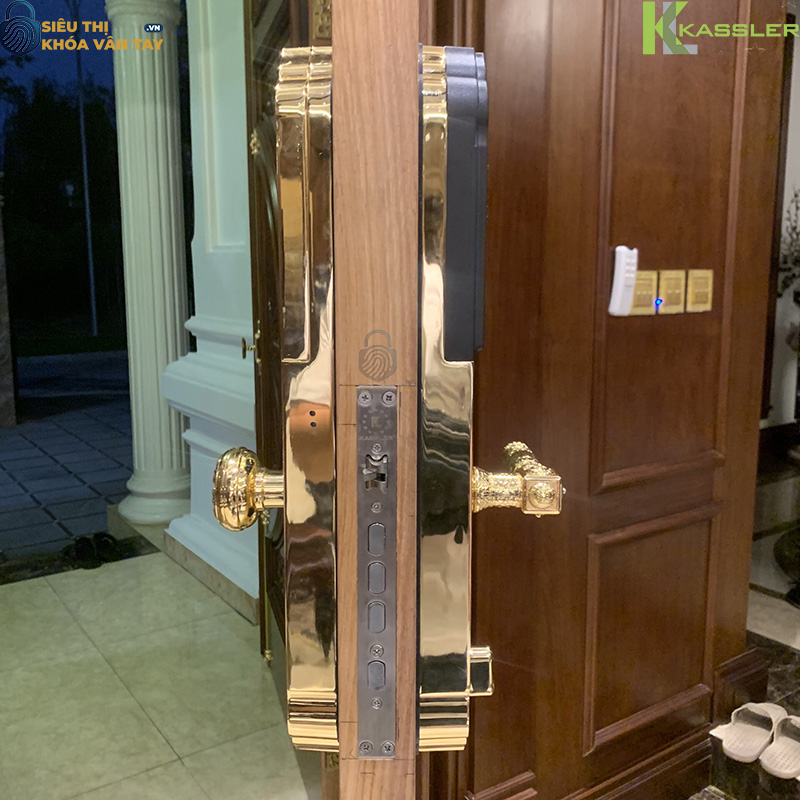Thiết kế tay cầm bản lớn, thân khóa chắc chắn, mang lại vẻ sang trọng cho cửa gỗ đại sảnh 2 cánh