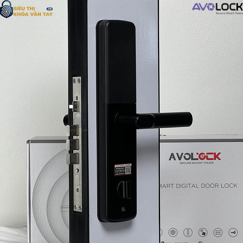 Avolock AV 68 hỗ trợ nhiều phương thức mở khóa như vân tay, mã số, thẻ từ và chìa cơ dự phòng
