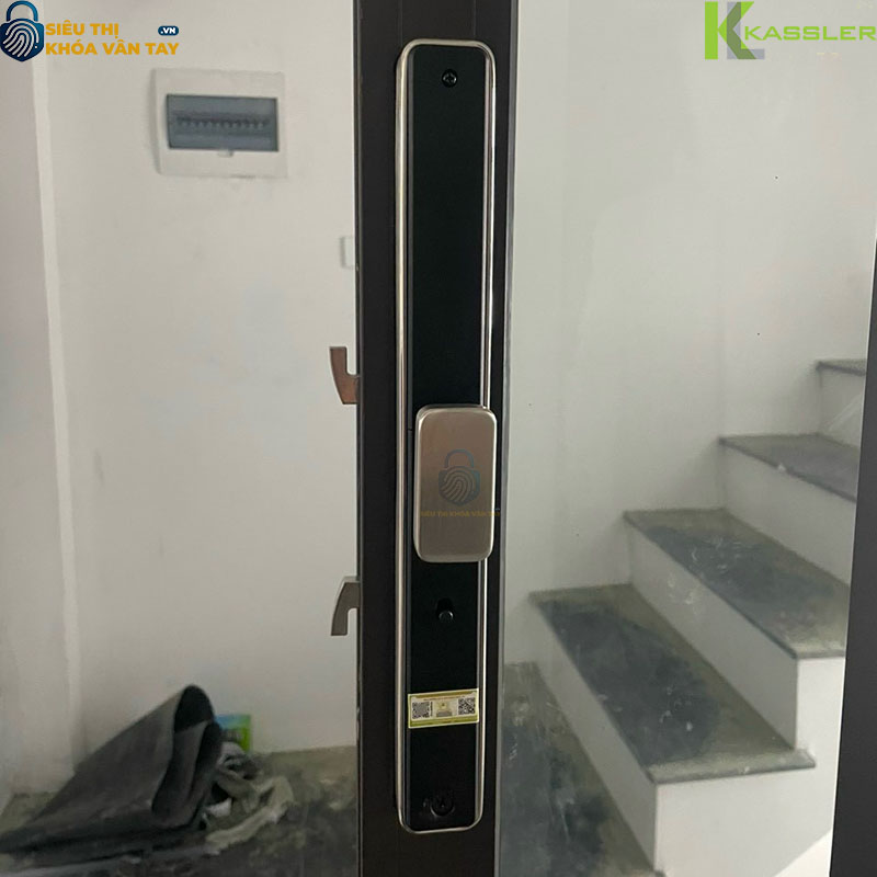 Khóa KL-599I tích hợp 5 chức năng mở khóa: vân tay, mã số, thẻ từ, chìa cơ và app điện thoại