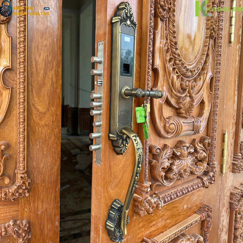 Thiết kế sang trọng, bản lớn, tay cầm chắc chắn – tạo điểm nhấn nổi bật cho cửa gỗ 2 cánh hoặc cửa đại sảnh