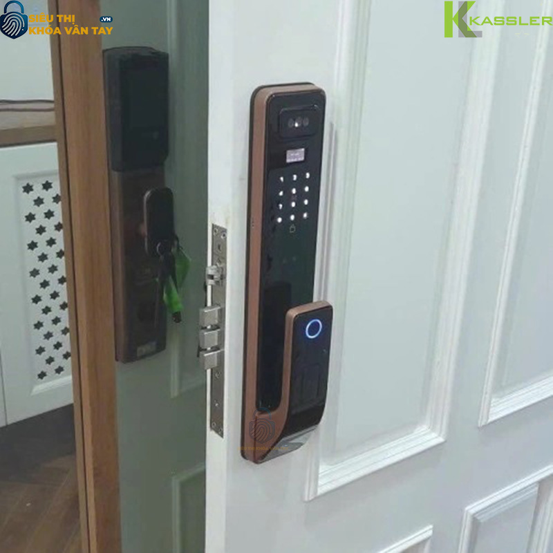 Khóa KL-828F được trang bị cảm biến vân tay siêu nhạy, giúp mở cửa nhanh chóng và an toàn