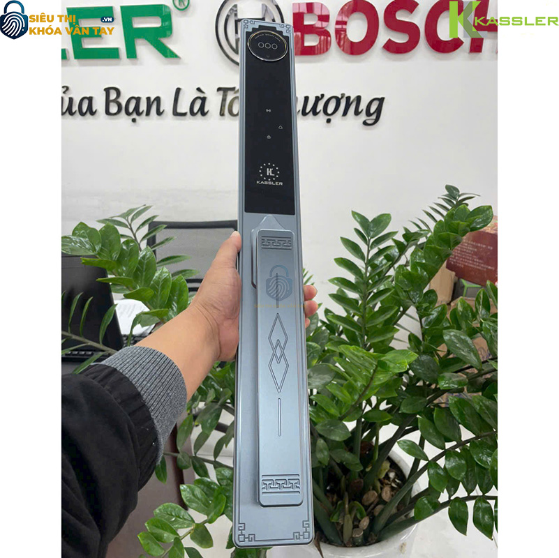 Màu xanh xám (Blue Gray) sang trọng, dễ dàng phối hợp với các loại cửa gỗ cao cấp