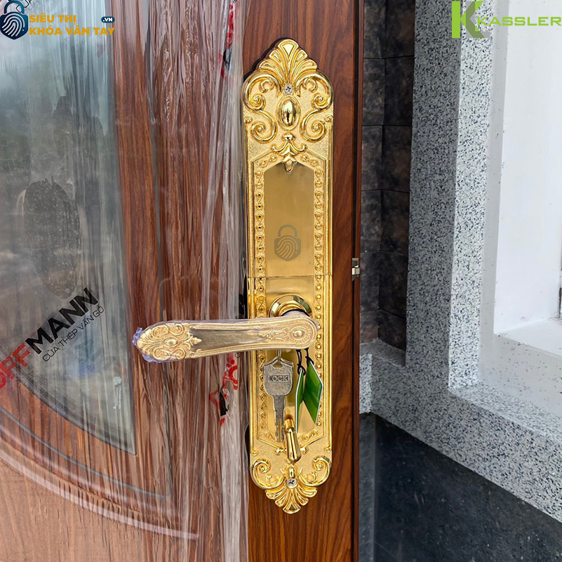 KL-979G tích hợp 5 phương thức mở khóa hiện đại: vân tay, mã số, thẻ từ, chìa cơ và điều khiển qua app Tuya.