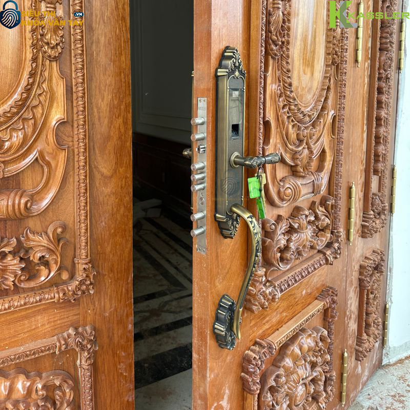 Kassler KL-969GR tích hợp đầy đủ tính năng mở khóa thông minh: vân tay, mã số, thẻ từ, chìa cơ và app Tuya