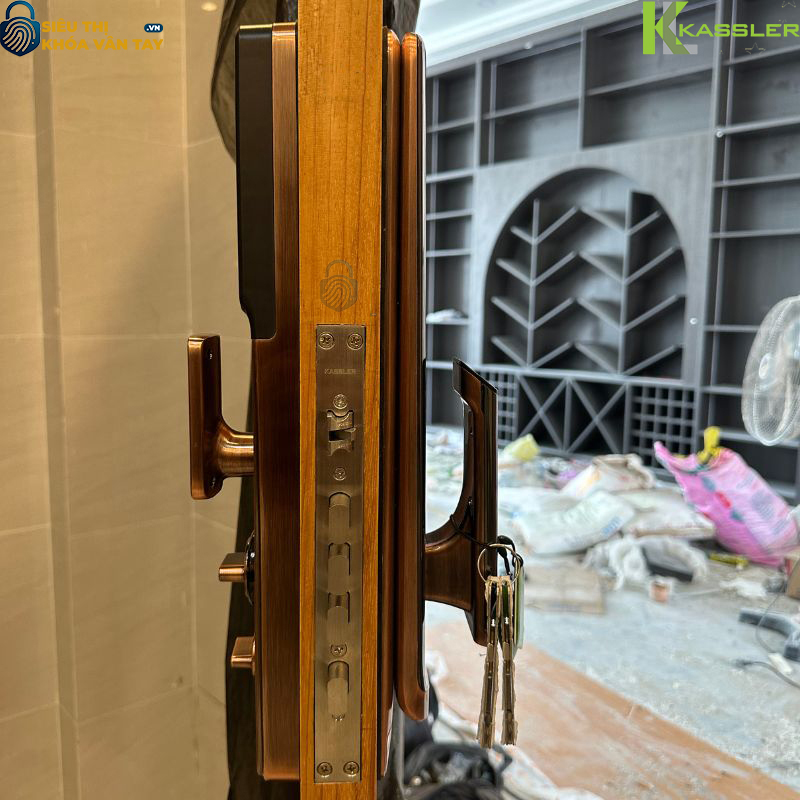 Sản phẩm hỗ trợ mở khóa bằng vân tay, mã số, thẻ từ và chìa cơ dự phòng