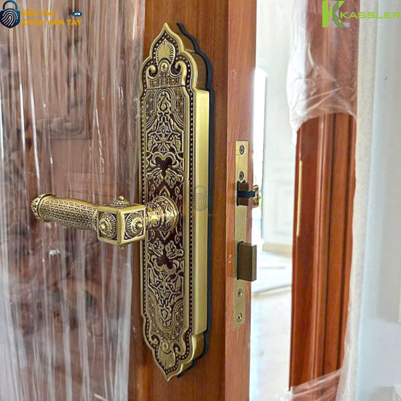 Thân khóa làm từ hợp kim kẽm nguyên khối, phủ lớp đồng tĩnh điện giúp chống oxy hóa và giữ màu bền lâu