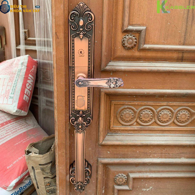 KL-979R tích hợp đầy đủ 5 phương thức mở khóa hiện đại: vân tay, mã số, thẻ từ, chìa cơ và điều khiển qua app Tuya/Smart Life